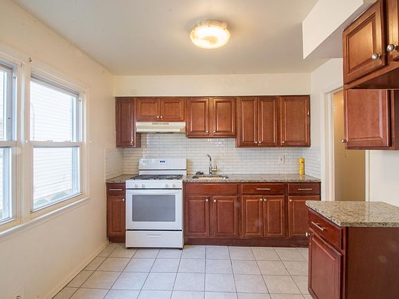 3rd image of 10 Evelyn Ct Floor 1