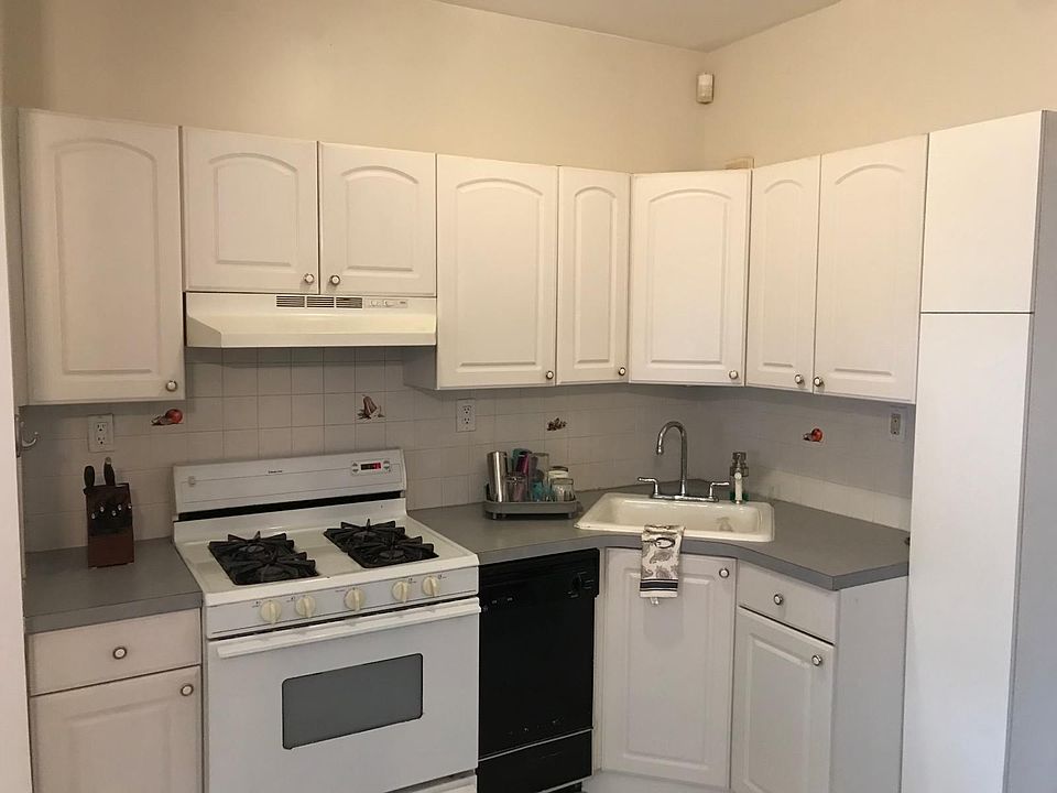 1st image of 372 Pennyfield Ave #1