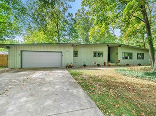 1004 Northwood Dr, Nappanee, IN 46550