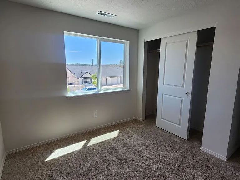 922 SE Starview Ave — Photo 6