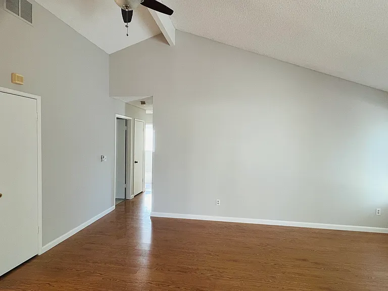 5089 Brittany Dr — Photo 5