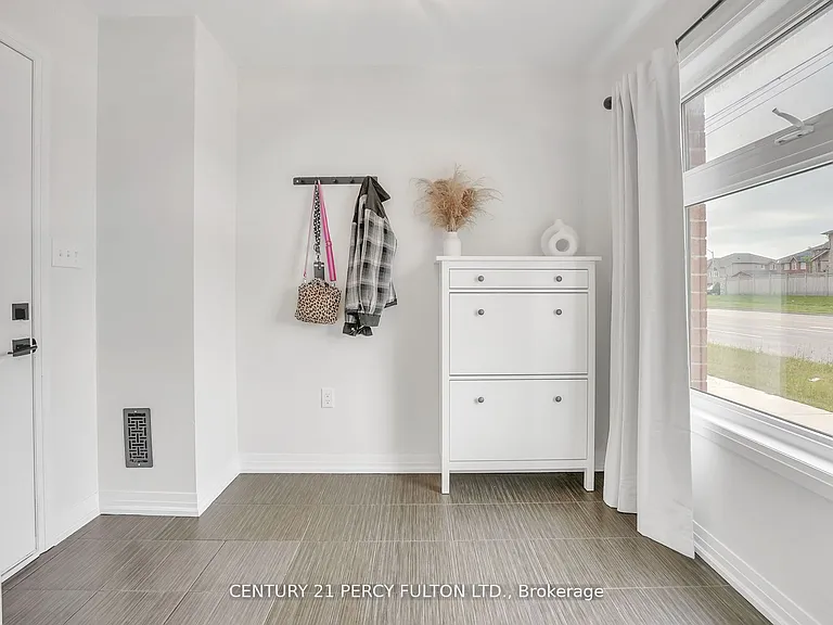 89 Fairlane Ave — Photo 6