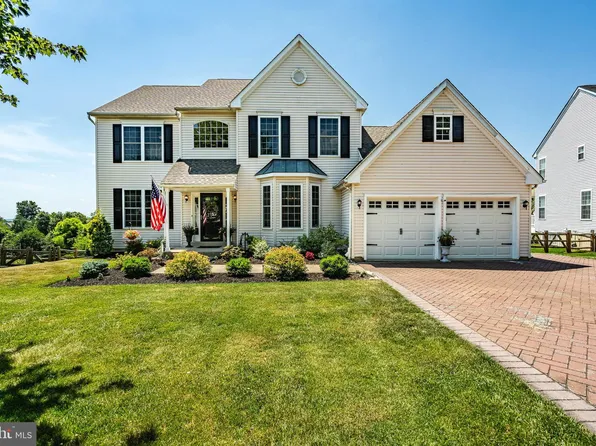81 Overlook Cir, Garnet Valley, PA 19060
