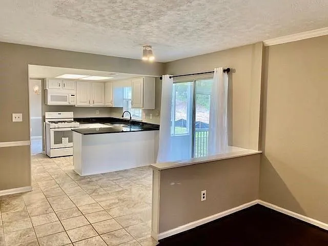 4 bed, 2.5 bath, 2644 sqft, $2,995 — Photo 3