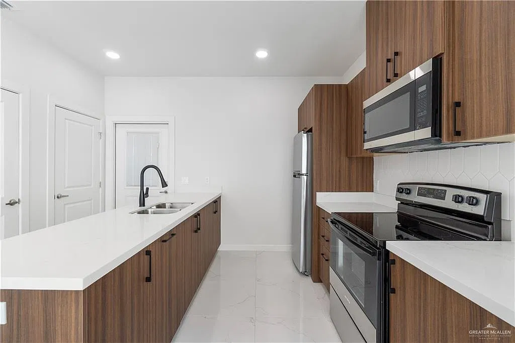 2 bed, 2.0 bath, 920 sqft, $1,100 — Photo 3