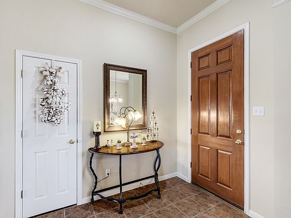 4th image of 713 Liveoak Dr