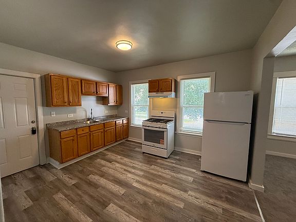 3rd image of 637 8th St