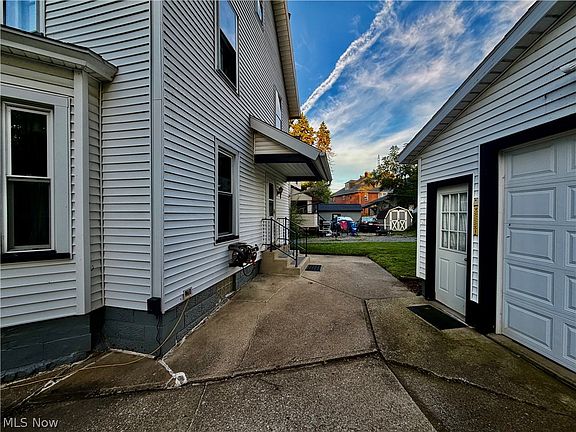 4th image of 819 Lincoln Way NW