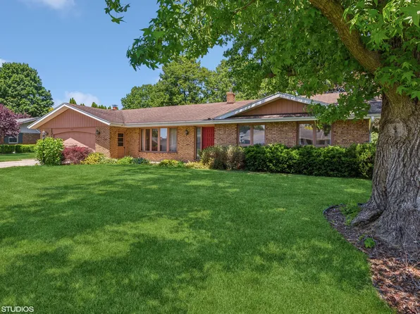 2401 Ridgewood Dr, Stevensville, MI 49127