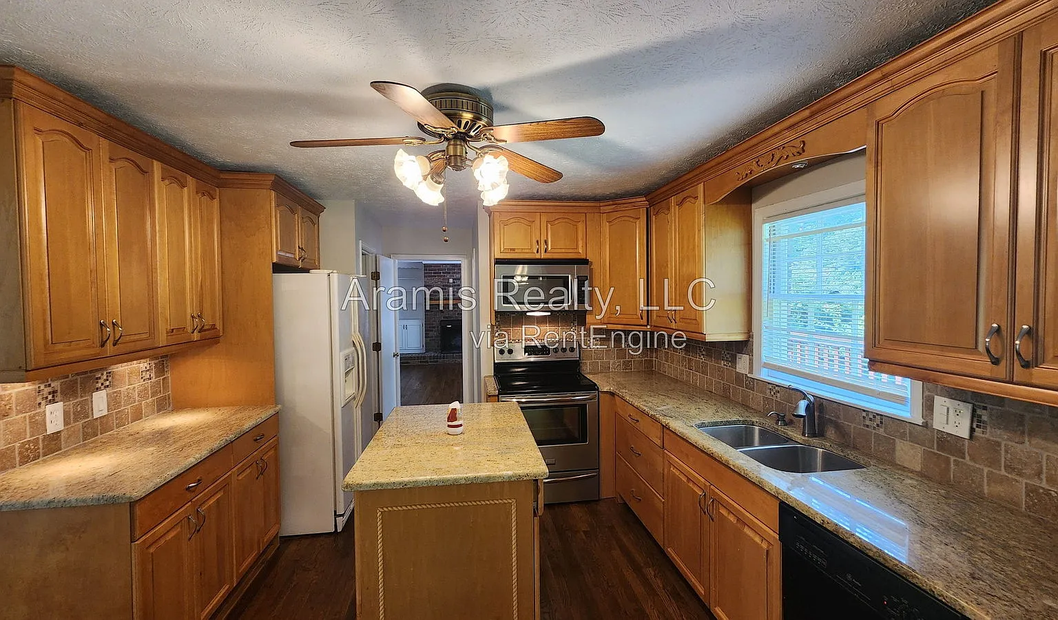 4 bed, 2.5 bath, 2687 sqft, $2,395 — Photo 2