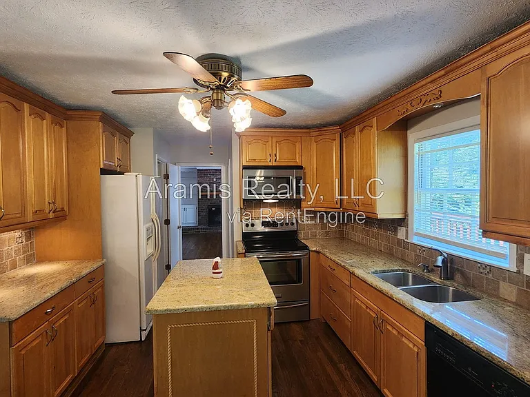 829 Bradford Ct SW — Photo 2