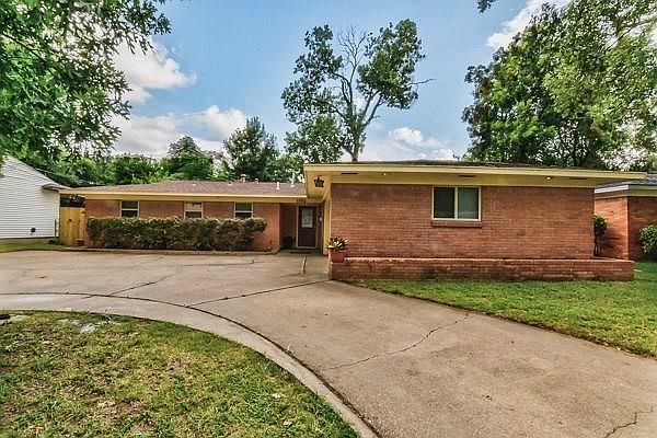 Welcome Home! Nice Circle Driveway