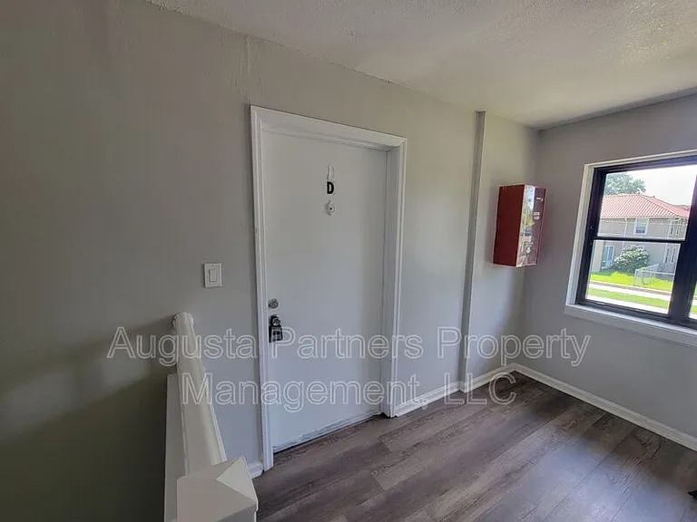 110 3rd St #D — Photo 4