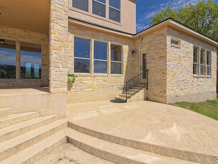125 Waterford Ln — Photo 32