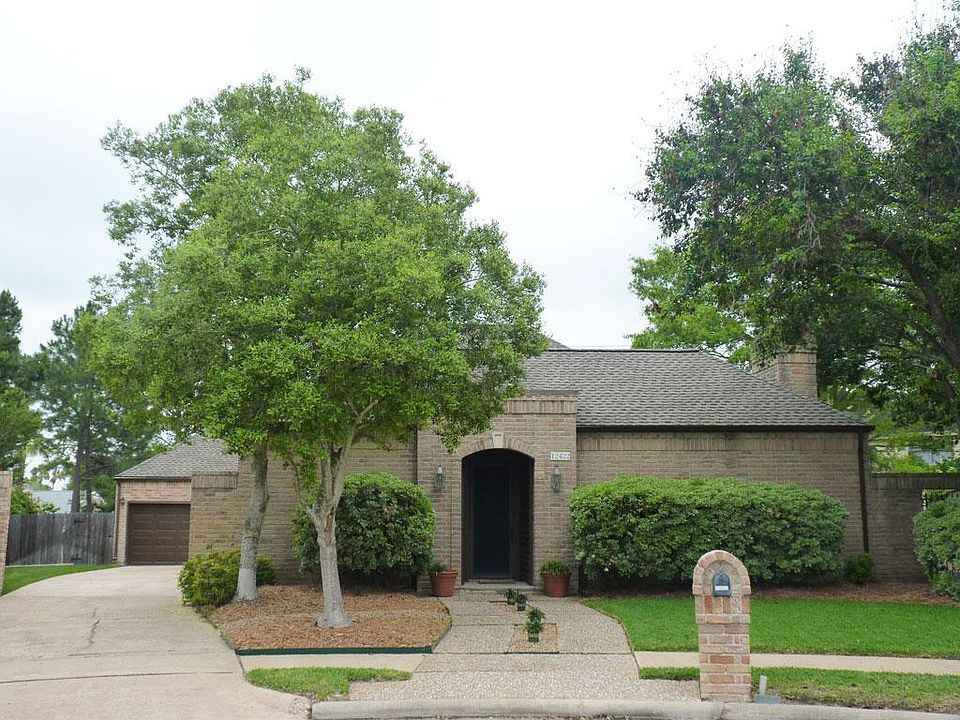 This wonderful home is on a 12,316 cul-de-sac lot in Ashford Hollow, close to the Energy Corridor.