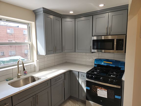 4th image of 986 Ashford St #1