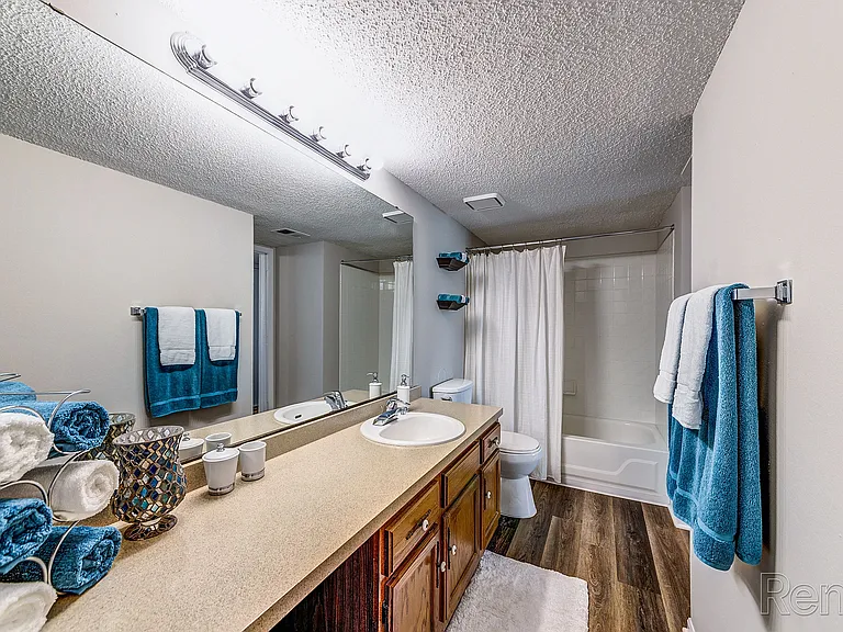 Country Club Place Apartments — Photo 28