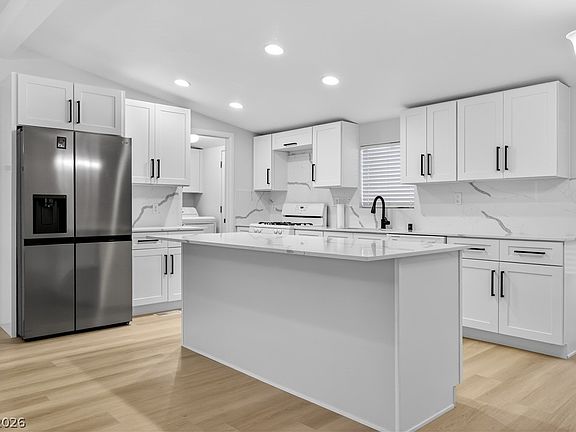 5th image of 3280 Del Monte St