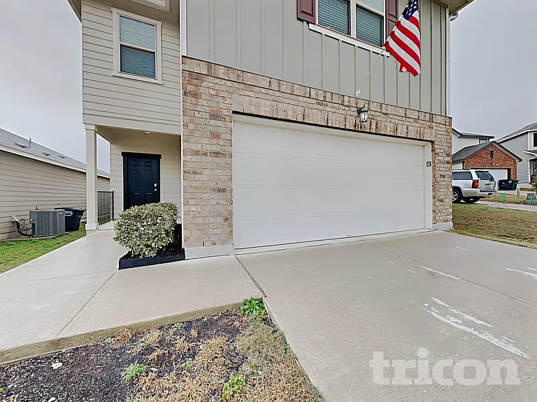 4945 Hallies Gdn — Photo 2