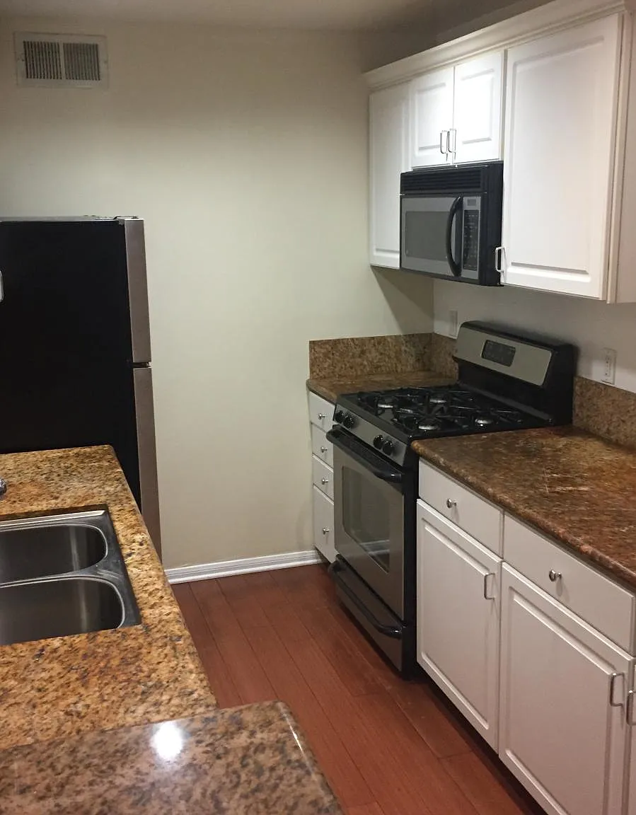 2 bed, 1033 sqft, $3,055 — Photo 3