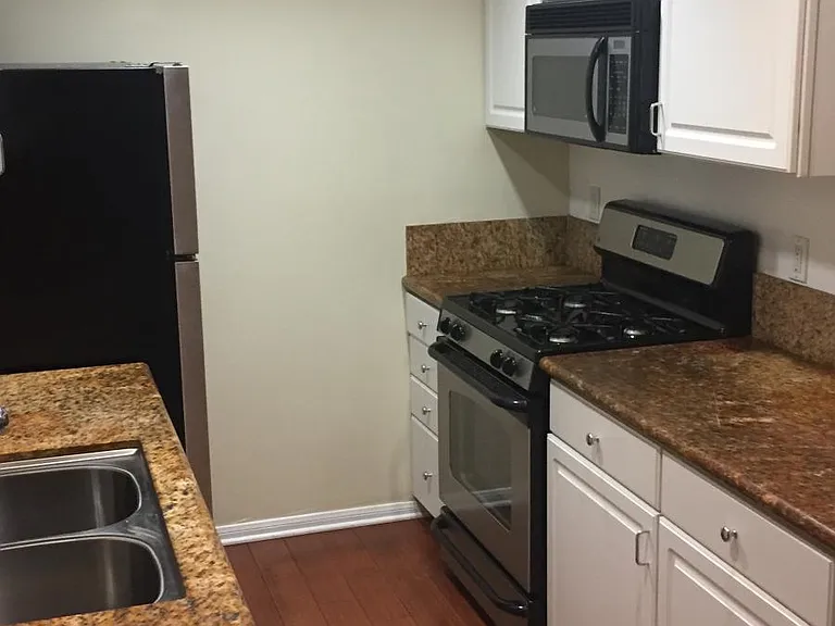 21529 Saticoy St #103 — Photo 3