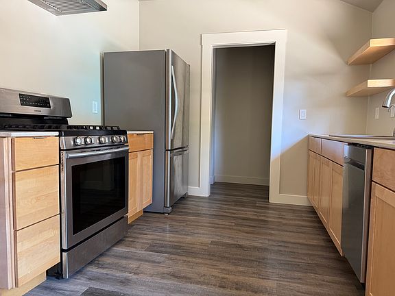 5th image of 17 College St