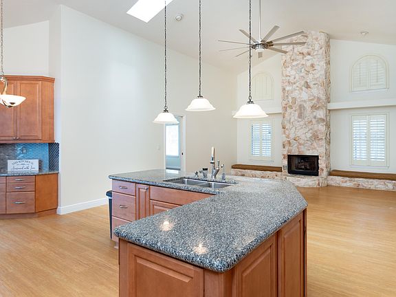 5th image of 233 Peregrine Dr