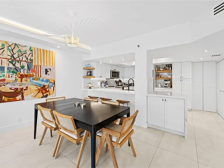 520 Brickell Key Dr — Photo 4