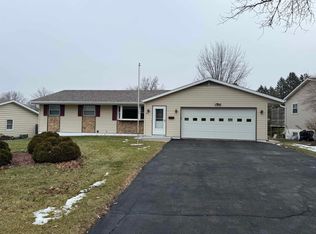 559 N Greenfield Dr, Freeport, IL 61032