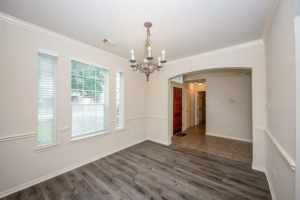 4 bed, 2.5 bath, 2316 sqft, $2,300 — Photo 3