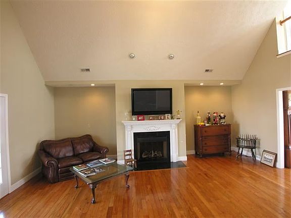 2nd image of 123 Applewood Dr