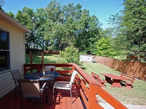 Deck/patio, fenced back yard