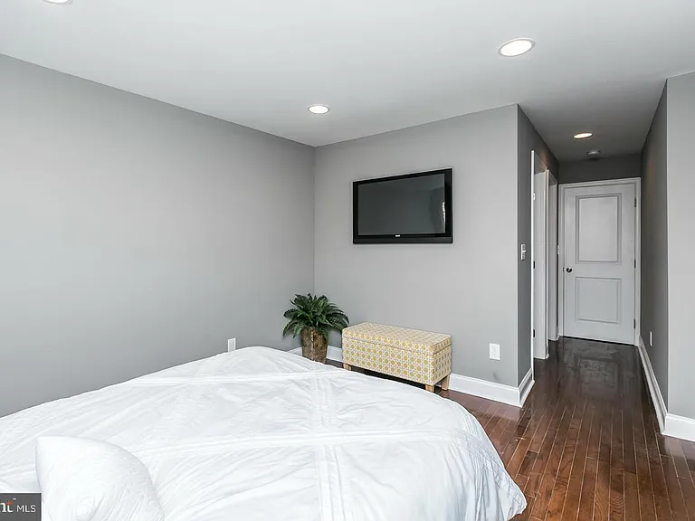 1505 Clarkson St — Photo 17