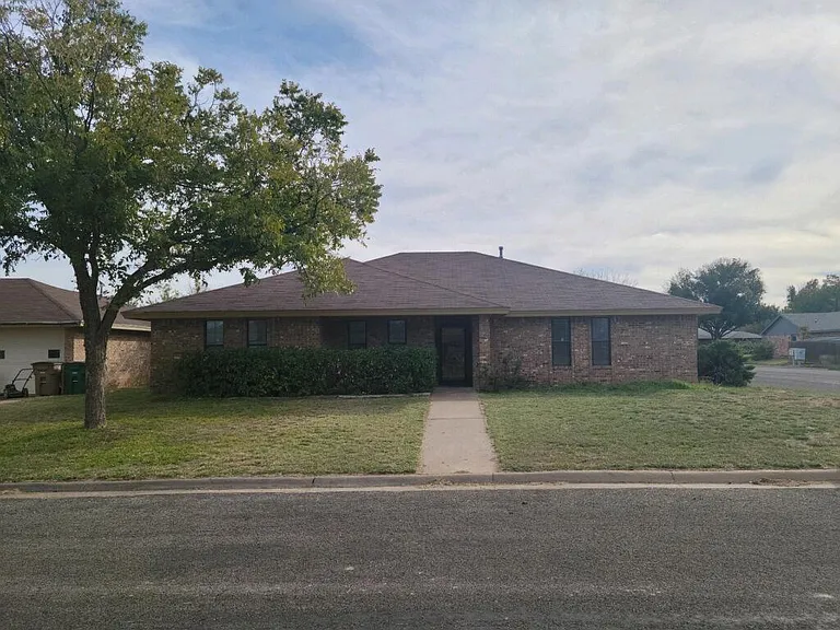 1653 Parkview Dr — Photo 2