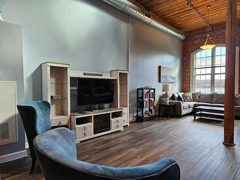 Victoria Riverside Townhouse Lofts — Photo 40