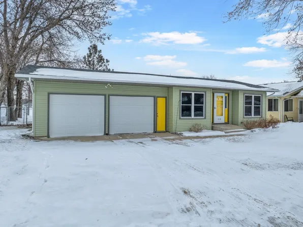 419 21st St SW, Minot, ND 58701