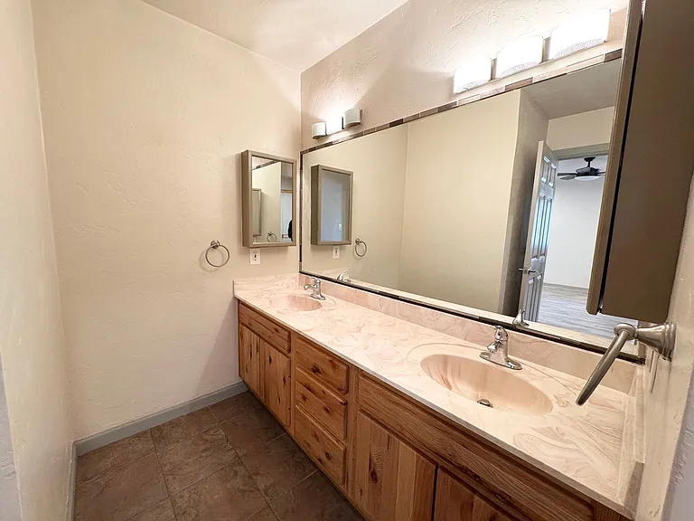 1327 S Yucca Dr — Photo 15