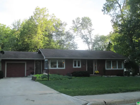 1602 Pleasant Court Dr, Sheldon, IA 51201