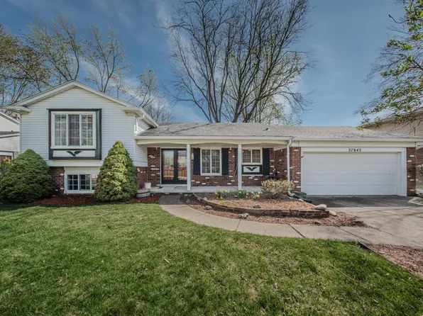 37645 Hillcrest Dr, Wayne, MI 48184