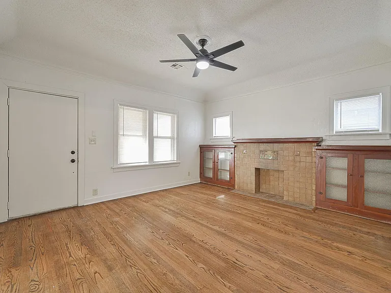 1805 NW 29th St — Photo 3