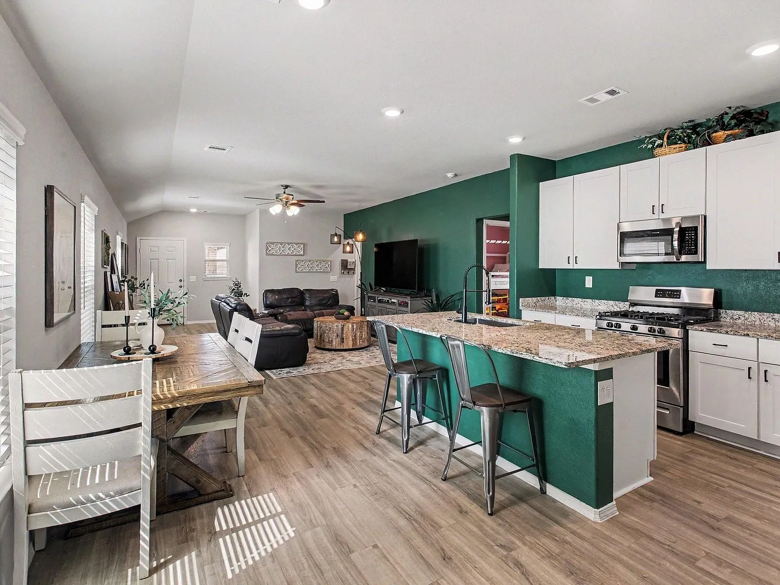 3 bed, 2.0 bath, 1367 sqft, $2,000 — Photo 3