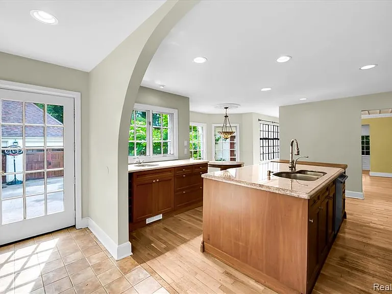 455 Linden Rd — Photo 21