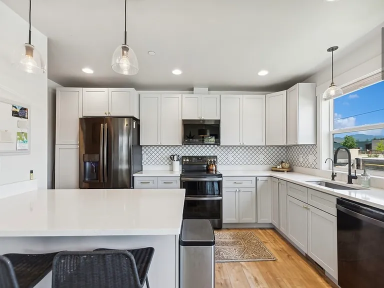 1010 7th St E #G — Photo 8