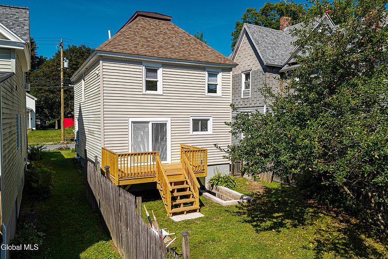 4th image of 32 1/2 Oak Street