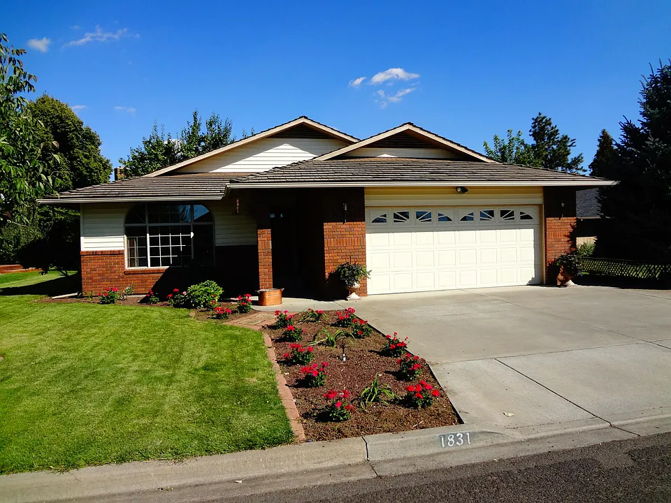 1831 Fairway Dr
