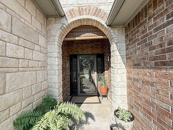 2nd image of 2050 Castlerock Dr