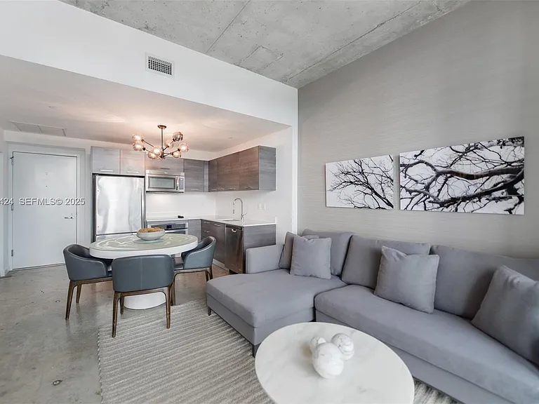 151 SE 1st St #3 — Photo 1