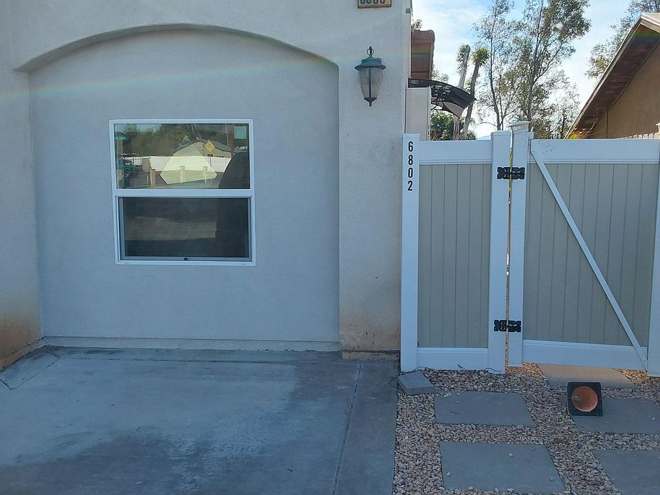 Private secured entry.
Parking on-site in drive way.
