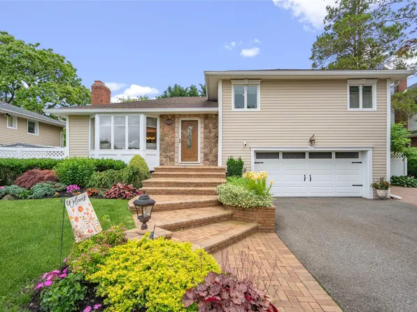 86 Phipps Lane, Plainview, NY 11803