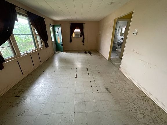 3rd image of 1520 N Hickory Ave